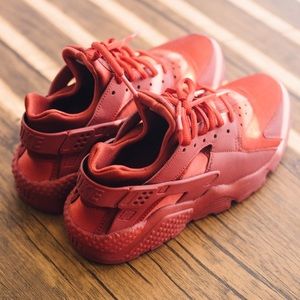 Nike Air Hauraches in Red